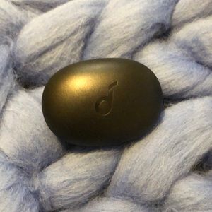 Light used soundcore anker life p2 earbuds. 8h playtime 32 hour charge case.